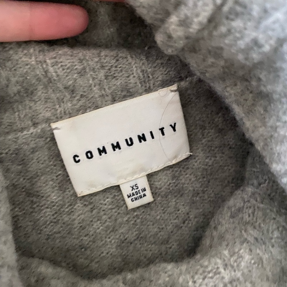 COMMUNITY Aritzia grey turtlneck